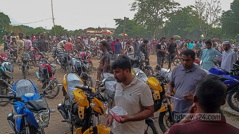 চুয়াডাঙ্গার আলমডাঙ্গায় পুরনো মোটরসাইকেলের হাটে ক্রেতা-বিক্রেতার ভিড়