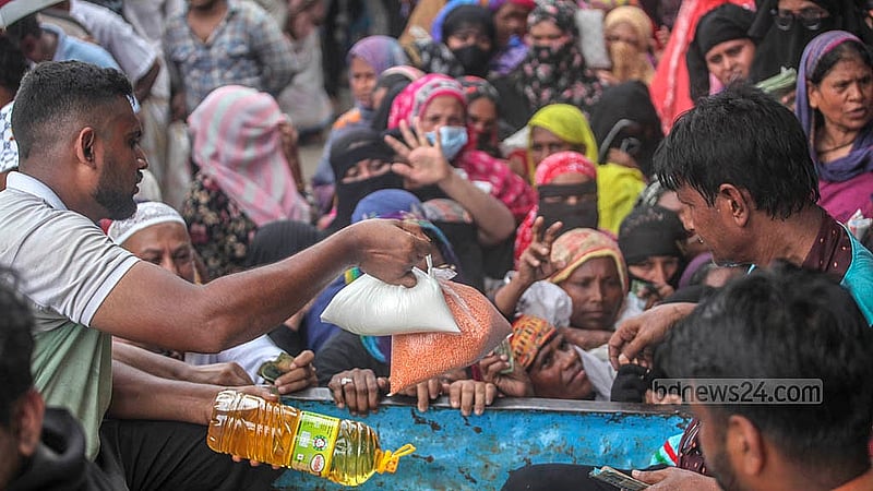 দুই লিটার সয়াবিন তেল, দুই কেজি মসুর ডাল আর এক কেজি চিনি সাড়ে ৪০০ টাকায় বিক্রি করছে টিসিবি। কম দামে এসব পণ্য পেতে টিসিবির ট্রাকের পেছনে দেখা যায় মানুষের হুড়োহুড়ি
