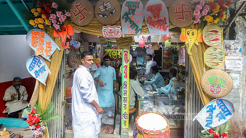 এবার সোমবার পহেলা বৈশাখ উদযাপন হলেও হিন্দু সম্প্রদায়ের পঞ্জিকা অনুযায়ী বৈশাখ মাস পড়েছে মঙ্গলবার। ফলে গ্রাহক বিবেচনায় এ দুদিনই হালখাতার আয়োজনে সাজানো হয় তাঁতীবাজারের বিভিন্ন দোকান