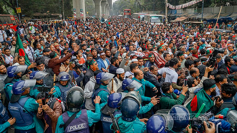 বিডিআর বিদ্রোহের ঘটনায় আটক জওয়ানদের মুক্তির দাবিতে তাদের স্বজনরা বুধবার কেন্দ্রীয় শহীদ মিনার থেকে প্রধান উপদেষ্টার বাসভবন যমুনার দিকে পদযাত্রা করলে শাহবাগ থানার সামনে আটকে দেয় পুলিশ