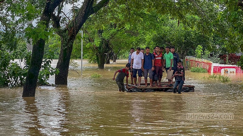 বন্যায় খাগড়াছড়ির সড়ক তলিয়ে যাওয়ায় চলাচলে নৌকা কিংবা ভেলাই এখন ভরসা