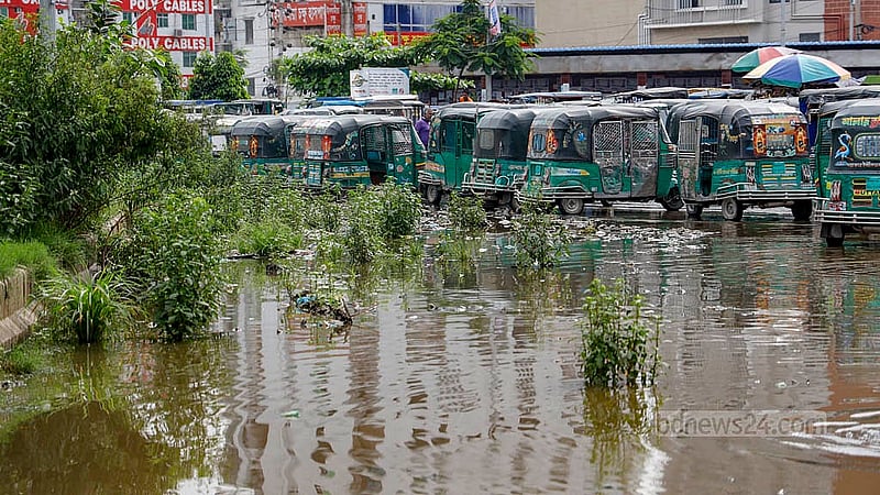 কাচপুর ব্রিজ হয়ে নারায়ণগঞ্জ যাওয়ার জন্য সাইনবোর্ড মোড় হয়ে দুটি লেইন রয়েছে। এর একটি তলিয়ে আছে বৃষ্টির পানিতে