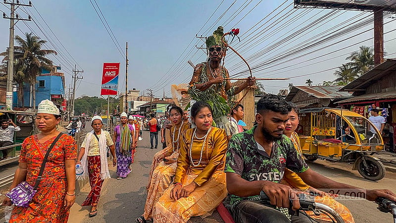 নতুন বছরকে বরণ ও পুরনোকে বিদায় জানাতে মঙ্গলবার খাগড়াছড়ি জেলা শহরের চেঙ্গি স্কয়ার থেকে বৈসাবির শোভাযাত্রা শুরু হয়ে বিভিন্ন সড়ক প্রদক্ষিণ করে
