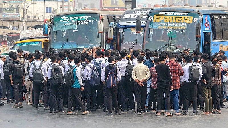 শনির আখড়ায় বৃহস্পতিবার দনিয়া বিশ্ববিদ্যালয় কলেজের শিক্ষার্থীরা ঢাকা-চট্টগ্রাম মহাসড়ক আটকে বিক্ষোভ করেন। এতে ঢাকামুখী যানবাহন চলাচল বন্ধ হয়ে ব্যাপক যানজট সৃষ্টি হয়