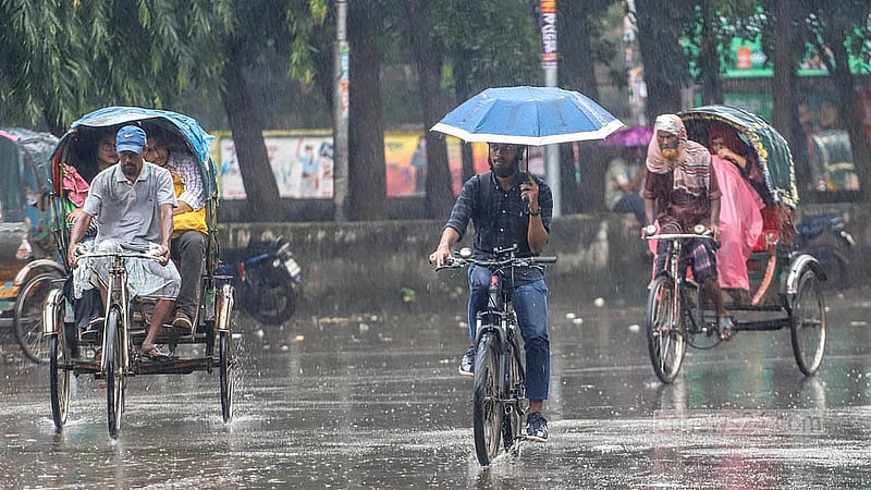 ঢাকায় বুধবার দুপুরের পর শুরু হওয়া বৃষ্টি থামার নাম নেই। বৃষ্টি থেকে রেহাই পেতে ছাতা হাতে চলাচল করতে দেখা প্রায় সবাইকে