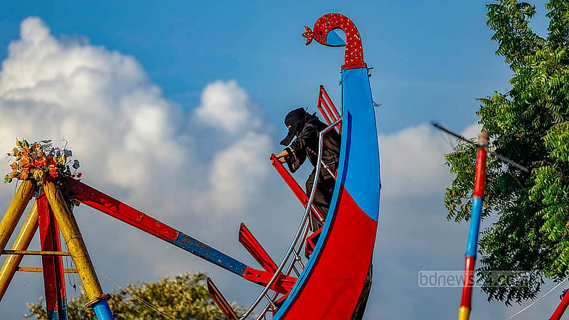 ঢাকার দিয়াবাড়ির দুই মেট্রো স্টেশনের মাঝে লেকের পাশে খালি জায়গায় গড়ে উঠেছে বিনোদন কেন্দ্রে, যেখানে ছোটদের পাশাপাশি বড়দের জন্য ‍রয়েছে কয়েকটি রাইড