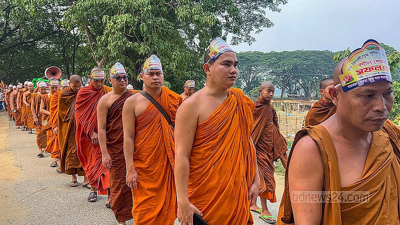 খাগড়াছড়ির দীঘিনালায় শনিবার সকালে বুদ্ধ পূর্ণিমার মঙ্গল শোভাযাত্রায় অংশ নেন বৌদ্ধ ভিক্ষুরা