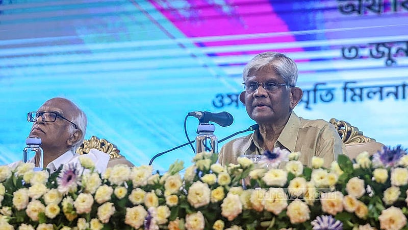 ঢাকার ওসমানী স্মৃতি মিলনায়তনে মঙ্গলবার বাজেট পরবর্তী সংবাদ সম্মেলনে সাংবাদিকদের প্রশ্নের উত্তর দেন অর্থ উপদেষ্টা সালেহউদ্দিন আহমেদ