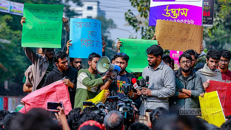 ঢাকার ৩০০ ফুট সড়কে বৃহস্পতিবার গভীররাতে প্রাইভেট কার চাপায় নিহত বুয়েট শিক্ষার্থী মুহতাসিম মাসুদের মৃত্যুকে ‘হত্যাকাণ্ড’ বর্ণনা করে শুক্রবার পলাশী মোড়ে সমাবেশ করেন শিক্ষার্থীরা