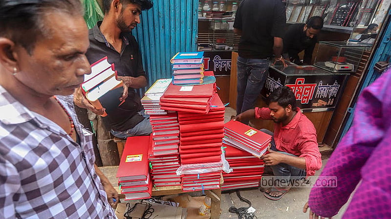 হালখাতা উপলক্ষে তাঁতীবাজার এলাকায় লাল কাপড়ে বাঁধাই করা টালিখাতা সাজিয়ে রাখা হয়েছে বিক্রির জন্য