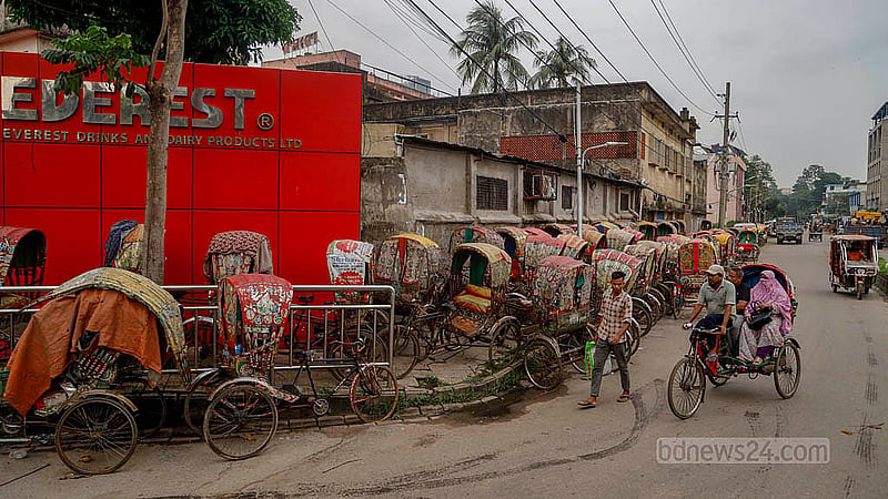 রিকশায় ফুটপাত দখলের এ