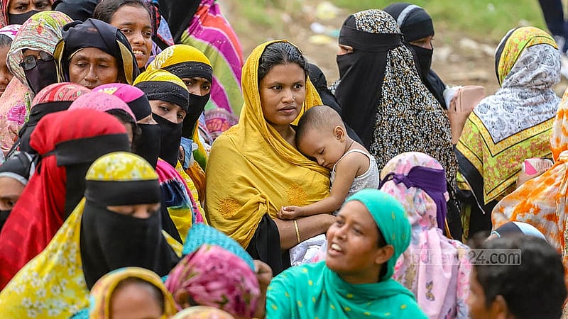শিশু সন্তান কোলে নিয়েই সকাল থেকে ঢাকা রায়েরবাগ এলাকায় টিসিবির পণ্যের অপেক্ষায় নারীরা