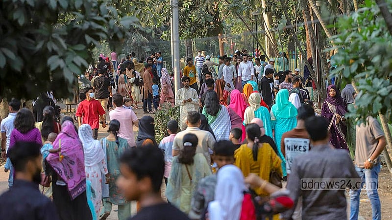 ঈদের ছুটির মাঝে বৃহস্পতিবার রাজধানীর রমনা পার্কে ঘুরতে এসেছেন সব বয়সের মানুষ