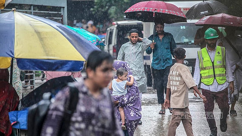 বৃষ্টিতে ভিজে গন্ত্যেবে ছুটছে মানুষ। মঙ্গলবার ঢাকার মুগদা এলাকা থেকে তোলা