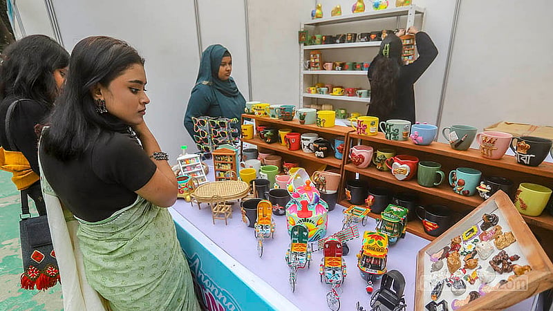 ঢাকার গুলশানে বিচারপতি শাহাবুদ্দিন পার্কে ‘ফান ফেয়ারে’ স্টল ঘুরে দেখেন ক্রেতা-দর্শনার্থীরা