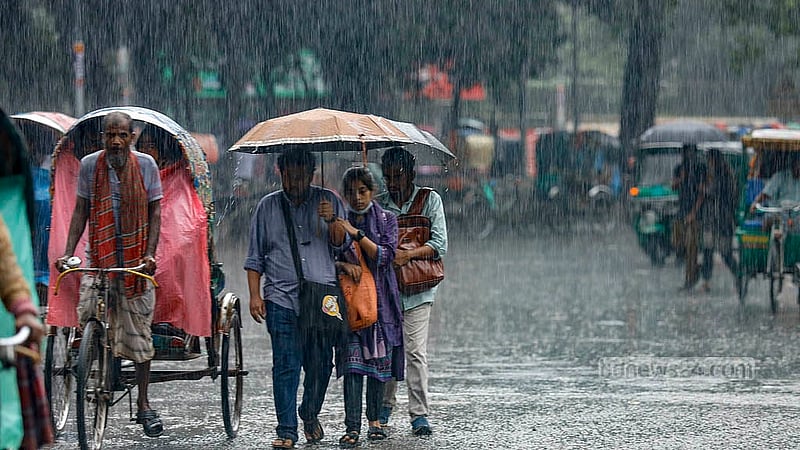 ঘূর্ণিঝড় দানার প্রভাবে রাজধানীতে বৃহস্পতিবার দিনভর বৃষ্টিতে ছাতা হাতে চলাচল করতে দেখা প্রায় সবাইকে