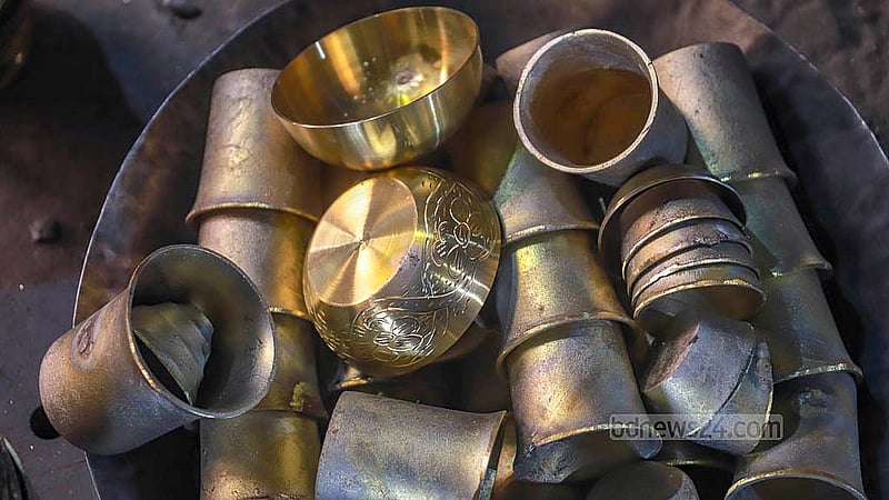 ঢাকার কামরাঙ্গীরচরের ঝাউলাহাটির একটি কারখানায় তৈরি পিতলের বিভিন্ন সমাগ্রী