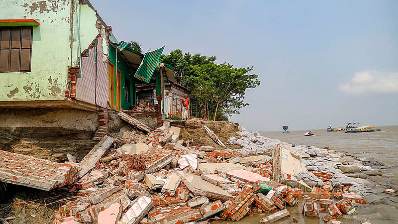 মুন্সীগঞ্জের লৌহজংয়ের বর্ণপাড়া এরাকায় ঘূর্ণিঝড় রেমালের আঘাতে একটি বাড়ির একাংশ ভেঙে পড়েছে নদীতে। বাড়িটির বাকি অংশ রক্ষায় তীরে ফেলা হয়েছে জিও ব্যাগ