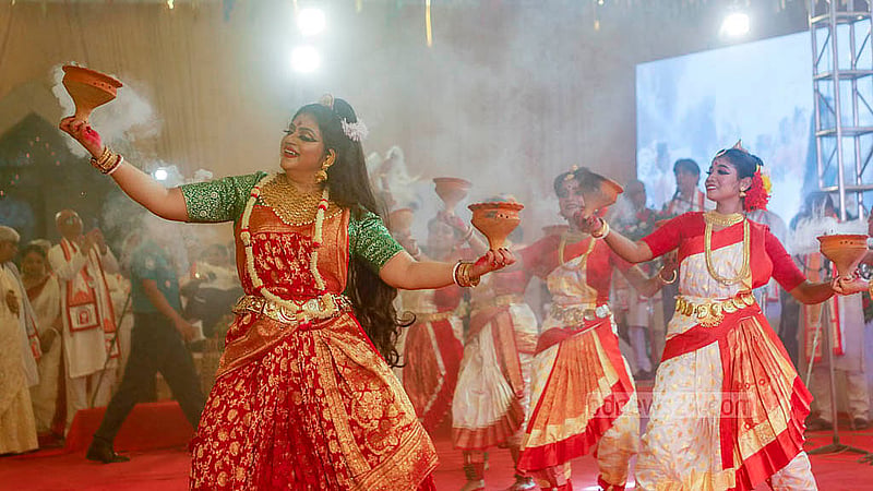 বাঙালি হিন্দুদের অন্যতম ধর্মীয় উৎসব দুর্গাপূজার ষষ্ঠীতে ঢাকার বনানী মণ্ডপে নৃত্য পরিবেশন করেন শিল্পীরা