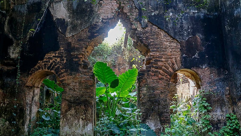 রাজশাহীর পুঠিয়ার পাঁচআনি রাজবাড়ির পশ্চিমে শ্যামসাগর দিঘির পশ্চিম পাড়ে রয়েছে চারআনি জমিদার বাড়ি। অযত্ন-অবহেলায় বাড়িটি এখন ধ্বংসের পথে; দেখে বোঝারই উপায় নাই যে- এটি একটি জমিদার বাড়ি