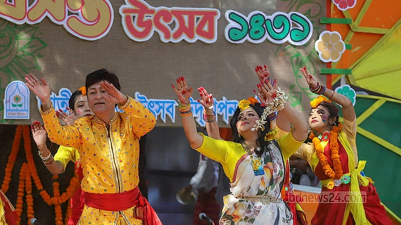 ঢাকা বিশ্ববিদ্যালয়ের চারুকলার বকুলতলায় শুক্রবার সকালে বসন্ত উৎসবে শিল্পীদের নৃত্য পরিবেশনা