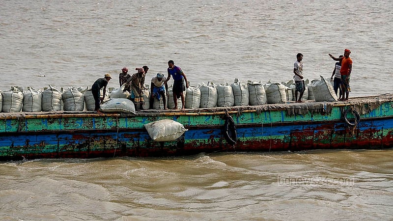 মুন্সীগঞ্জের লৌহজং বাজার এলাকায় পদ্মা নদীতে ফেলা হয়েছে বালুভর্তি জিও ব্যাগ। যেকোনো সময় নদী বাঙন তীব্র হতে পারে, এই শঙ্কায় আগেভাগেই নেওয়া হচ্ছে এ ব্যবস্থা