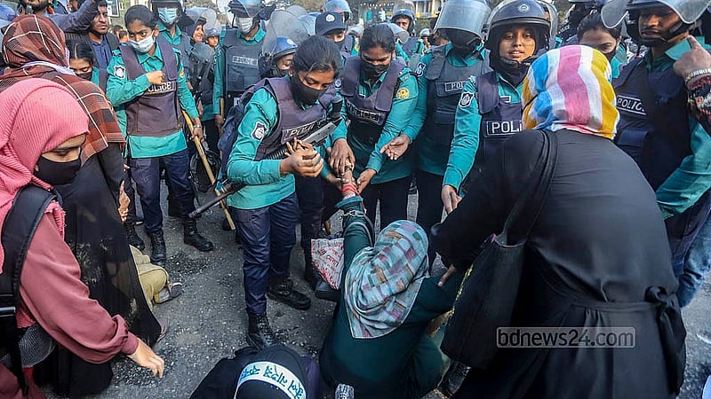 প্রাথমিক বিদ্যালয়ের সহকারী শিক্ষক পদে বাতিল হওয়া নিয়োগ ফিরে পাওয়ার দাবিতে সোমবার শাহবাগে চাকরিপ্রার্থীদের অবস্থান কর্মসূচি থেকে কয়েকজনকে আটক করে পুলিশ