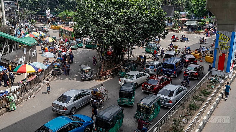 রাজধানী ঢাকার বেশ কয়েকটি সড়কে ডাইভারশনের পর এবার শাহবাগের বারডেম হাসপাতালের সামনের সড়কটিতে ডাইভারশন করা হয়েছে। ইন্টারকন্টিনেন্টাল হোটেল থেকে শাহবাগ দিয়ে ঢাকা বিশ্ববিদ্যালয় ও কাঁটাবনের দিকে যাওয়া যানবাহনকে এখন ঢাকা ক্লাব ঘুরে যেতে হবে