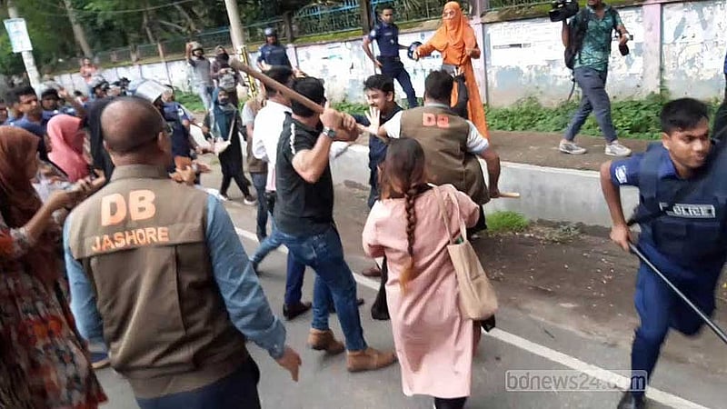 বৈষম্যবিরোধী ছাত্র আন্দোলনের ডাকা দেশজুড়ে ‘মার্চ ফর জাস্টিস’ কর্মসূচির অংশ হিসেবে যশোর প্রেস ক্লাবের সামনে ডাকা বিক্ষোভ কর্মসূচিতে লাঠিপেটা করে পুলিশ।