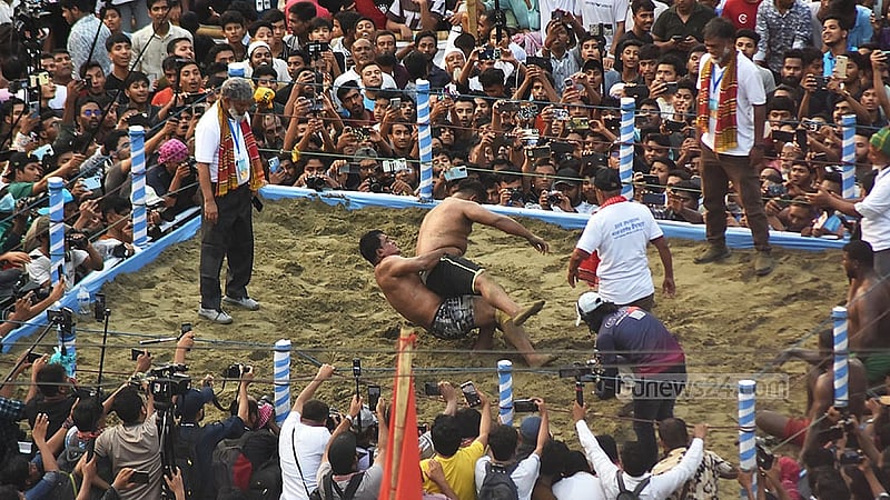 চট্টগ্রামের লালদীঘি ময়দানে শুক্রবার জব্বারের বলী খেলায় লড়ছেন কুস্তিগীররা। এবার বসেছিল ঐতিহ্যবাহী এ প্রতিযোগিতার ১১৬তম আসর