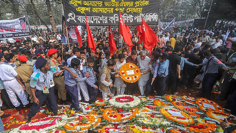 একুশের প্রথম প্রহরে কেন্দ্রীয় শহীদ মিনারে শ্রদ্ধা নিবেদন করেন সিপিবির নেতাকর্মীরা