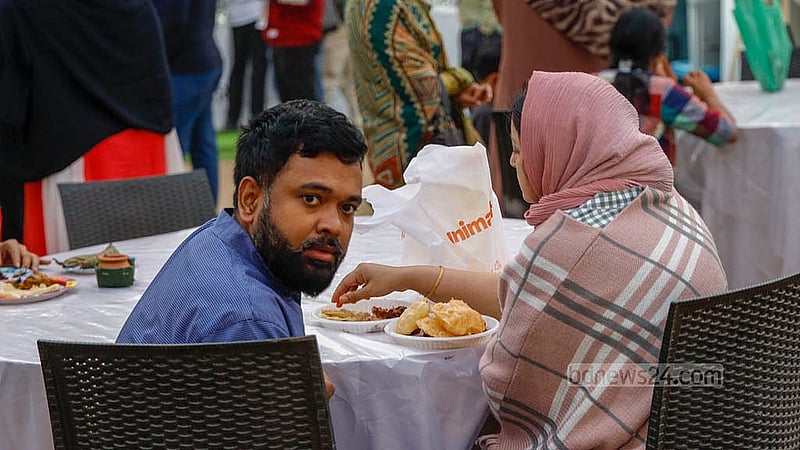 ঢাকার বনানীর মোস্তফা কামাল আতাতুর্ক পার্কে খাবারের উৎসবে এসে বিভিন্ন এলাকার জনপ্রিয় খাবারের স্বাদ নিচ্ছেন দর্শনার্থীরা
