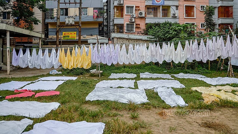 বাঁশ আর দড়ি দিয়ে আলিয়া মাদ্রাসার মাঠের অস্থায়ী আদালতের সামনের ফাঁকা অংশে বানানো হয়েছে কাপড় শুকানোর জায়গা। এতে সারি সারি বাঁশের খুঁটিতে শুকানো হচ্ছে কাপড়