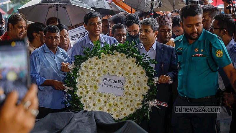 কেন্দ্রীয় শহীদ মিনার প্রাঙ্গণে রোববার ফরিদা পারভীনকে সংস্কৃতি বিষয়ক মন্ত্রণালয়ের পক্ষ থেকে ফুল দিয়ে শ্রদ্ধা জানানো হয়