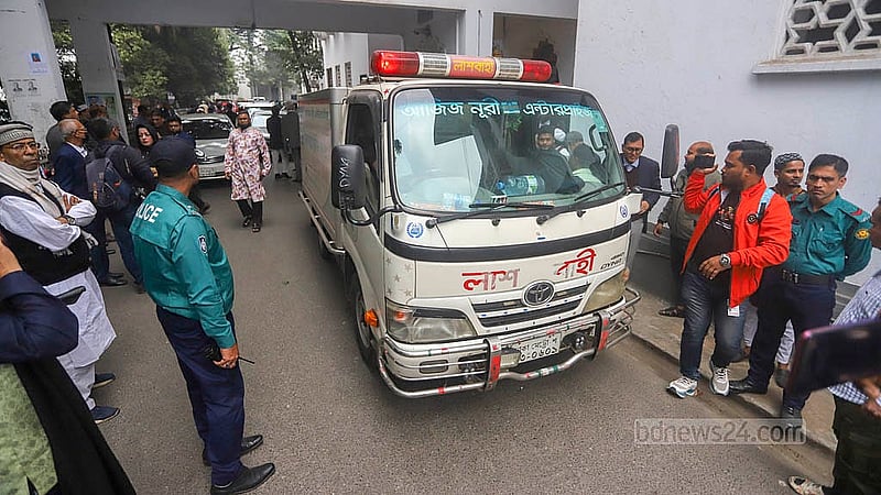 অন্তর্বর্তী সরকারের উপদেষ্টা হাসান আরিফের দ্বিতীয় জানাজা শেষে তার কফিন সুপ্রিম কোর্ট প্রাঙ্গণ থেকে নেওয়া হচ্ছে বাংলাদেশ সচিবালয়ে