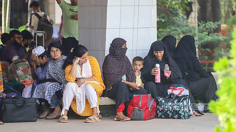 সূচি বিপর্যয়ে শনিবার ‘জয়ন্তিকা এক্সপ্রেস’ এবং ‘অগ্নিবীণা এক্সপ্রেসের’ যাত্রা বাতিল করায় কমলাপুর স্টেশনে আসা দুই ট্রেনের যাত্রীদের ভিড়