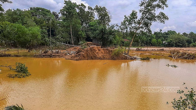 ফেনীর পরশুরামের কাশিনগর-চম্পকনগর গ্রামে মুহুরি নদীর কাছে নির্মিত বাঁধ এবারের বন্যার পানির তোড়ে ভেঙে গেছে
