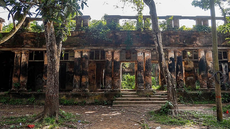 রাজশাহীর পুঠিয়ার পাঁচআনি রাজবাড়ির পশ্চিমে শ্যামসাগর দিঘির পশ্চিম পাড়ে রয়েছে চারআনি জমিদার বাড়ি। অযত্ন-অবহেলায় বাড়িটি এখন ধ্বংসের পথে; দেখে বোঝারই উপায় নাই যে- এটি একটি জমিদার বাড়ি