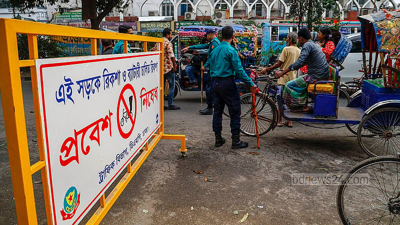 ঢাকার কাঁটাবন সিগন্যাল থেকে শাহবাগ মোড়ে কোনো রিকশা প্রবেশ করতে দেওয়া হচ্ছে না। সড়কে রিকশা আটকে দিচ্ছে ট্রাফিক পুলিশ