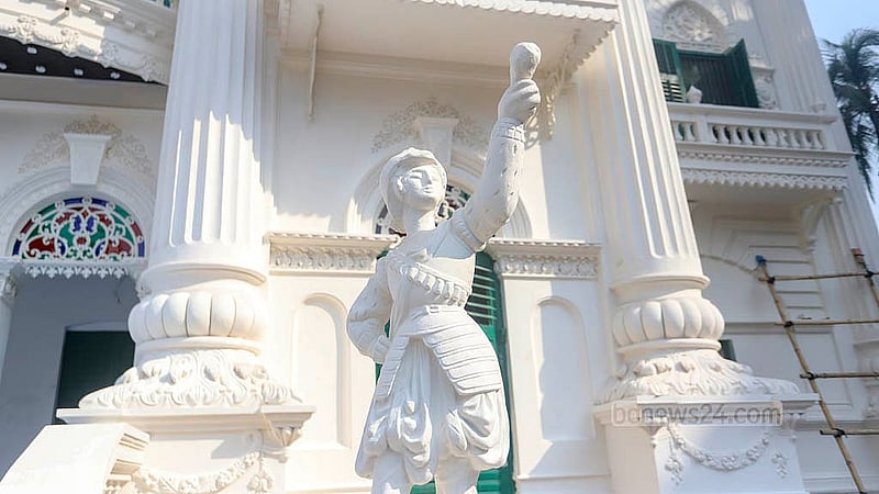 রোজ গার্ডেনের ভেতরের বসানো হয়েছে বিভিন্ন ভাস্কর্য