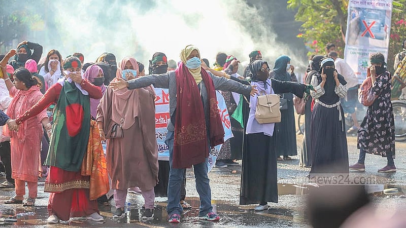 প্রাথমিক বিদ্যালয়ের সহকারী শিক্ষক পদে বাতিল হওয়া নিয়োগ ফিরে পাওয়ার দাবিতে সোমবার শাহবাগে চাকরিপ্রার্থীদের অবস্থান কর্মসূচিতে টিয়ারশেল ব্যবহার করে পুলিশ
