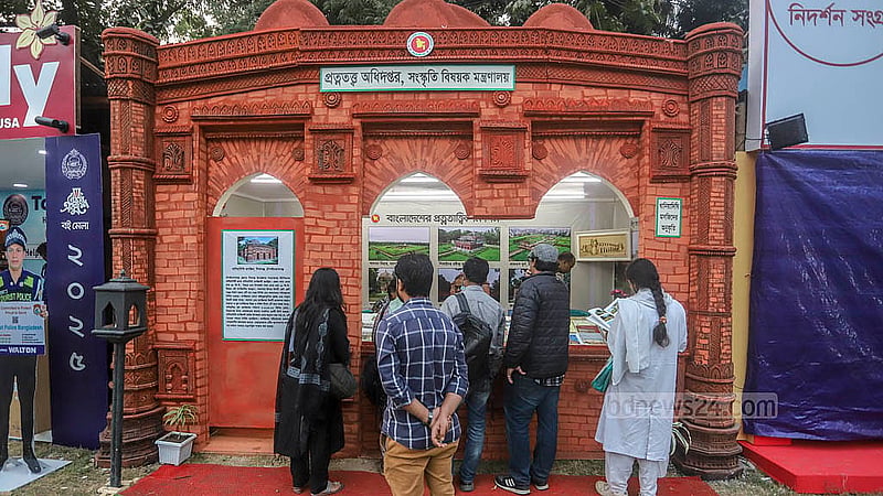 বরাবরের মত এবারও সোহরাওয়ার্দী উদ্যানের তুলনায় বাংলা একাডেমি প্রাঙ্গনে মানুষের উপস্থিত ছিল কম