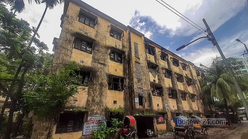 ঝুঁকিপূর্ণ হওয়ায় ঢাকার শাহজাহানপুর রেলওয়ে কলোনির পরিত্যক্ত ভবনের অধিকাংশই ফাঁকা। তবে কিছু কক্ষে রেলের কর্মীদের পাশাপাশি নিম্ন আয়ের মানুষ এখনও বসবাস করেন