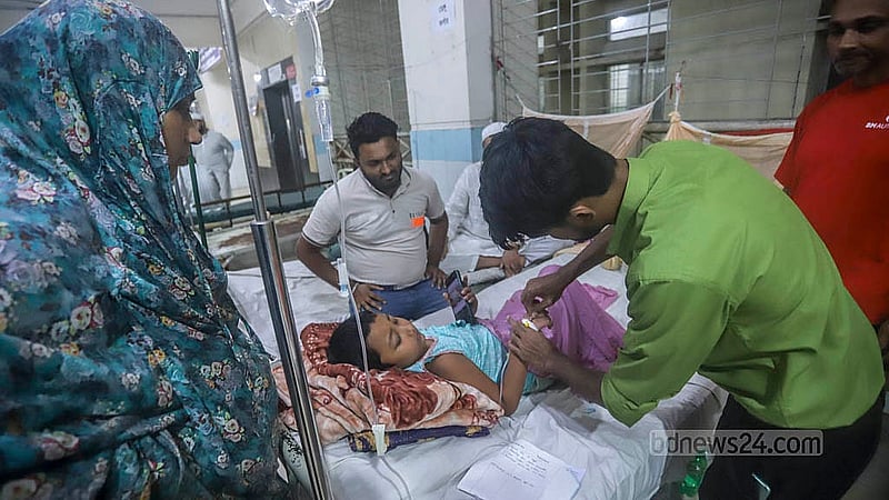 রাজধানীর মুগদা জেনারেল হাসপাতালে ডেঙ্গু আক্রান্ত রোগীদের সেবা দিচ্ছেন নার্স