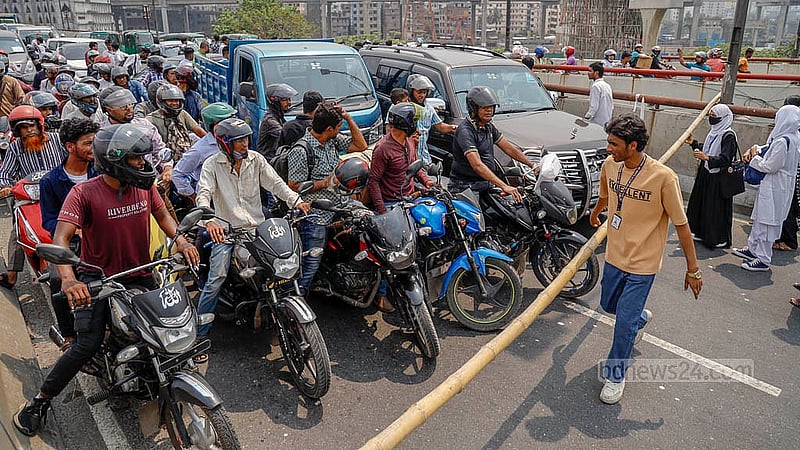 দাবি আদায়ে বুধবার তেজগাঁওয়ের সাত রাস্তা মোড় অবরোধের পাশাপাশি মগবাজার-মৌচাক ফ্লাইওভারেও যানবাহনের পথ আটকান ঢাকা পলিটেকনিক ইনস্টিটিউটের শিক্ষার্থীরা