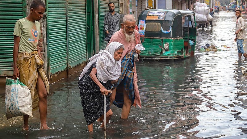 বছরের বেশির ভাগ সময় পানিতে তলিয়ে থাকায় রাজধানীর উত্তর জুরাইনে ‘পাইপ রাস্তা’ দিয়ে চলাচলে অসুস্থ মানুষজনকে ভুগতে হয় সবচেয়ে বেশি