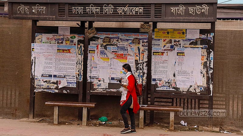 ঢাকার বাসাবো বৌদ্ধ মন্দির এলাকায় যাত্রী ছাউনির অবস্থা অন্যগুলোর তুলনায় কিছুটা ভালো থাকলেও চারপাশ ছেয়ে গেছে নানা পোস্টার-লিফলেটে