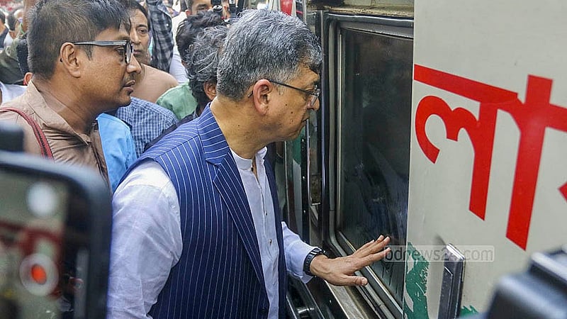 ঢাকার কেন্দ্রীয় শহীদ মিনারে ভাষা সংগ্রামী আহমদ রফিকের মরদেহ দেখতে আসেন বিএনপির স্থায়ী কমিটির সদস্য সালাহউদ্দিন আহমেদ।