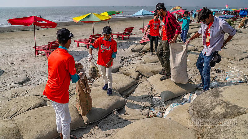 পটুয়াখালীর কুয়াকাটা সমুদ্র সৈকতে শনিবার ইন্টারন্যাশনাল কোস্টাল ক্লিনআপের অংশ হিসেবে পরিচ্ছন্নতা কর্মসূচিতে অংশ নেন স্বেচ্ছাসেবীরা।