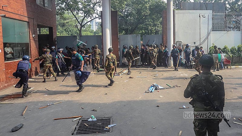 সচিবালয়ের বাইরে থেকে আইনশৃঙ্খলা বাহিনীর দিকে ইট-পাটকেল ছোড়েন বিক্ষোভকারী শিক্ষার্থীরা